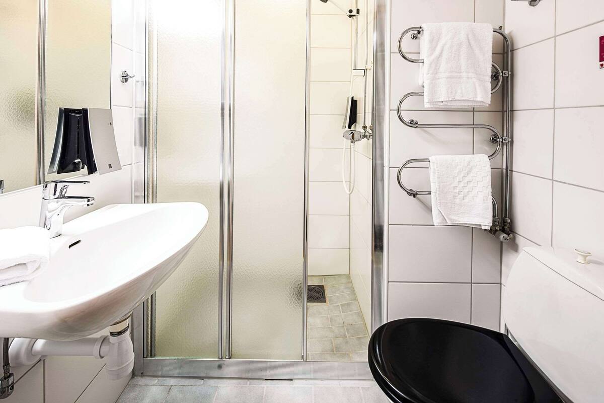 desk, iron/ironing board, cots/infant beds, bed sheets