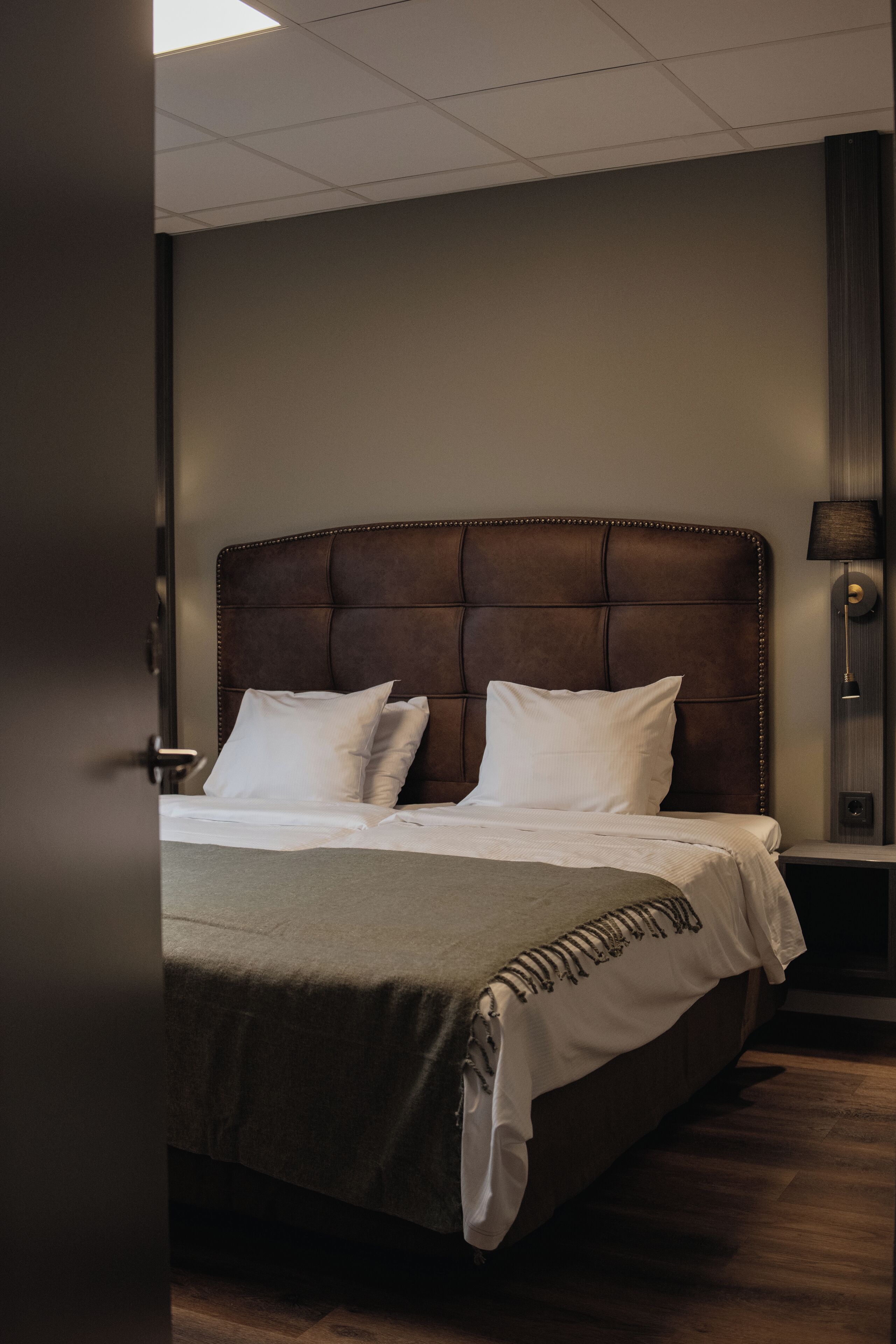 Skrivbord, strykjärn/strykbräda, barnsängar och sängkläder