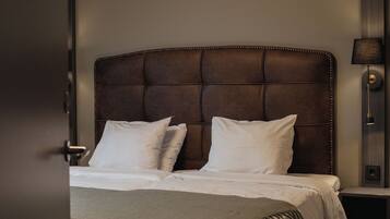 Skrivbord, strykjÀrn/strykbrÀda, barnsÀngar och sÀngklÀder