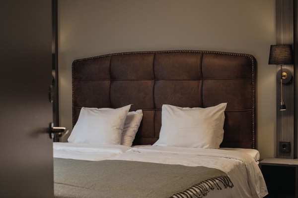 Escritorio, tabla de planchar con plancha, cunas y ropa de cama