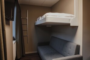 Desk, iron/ironing board, cribs/infant beds, bed sheets - Home Hotel Bristol (Arvika)