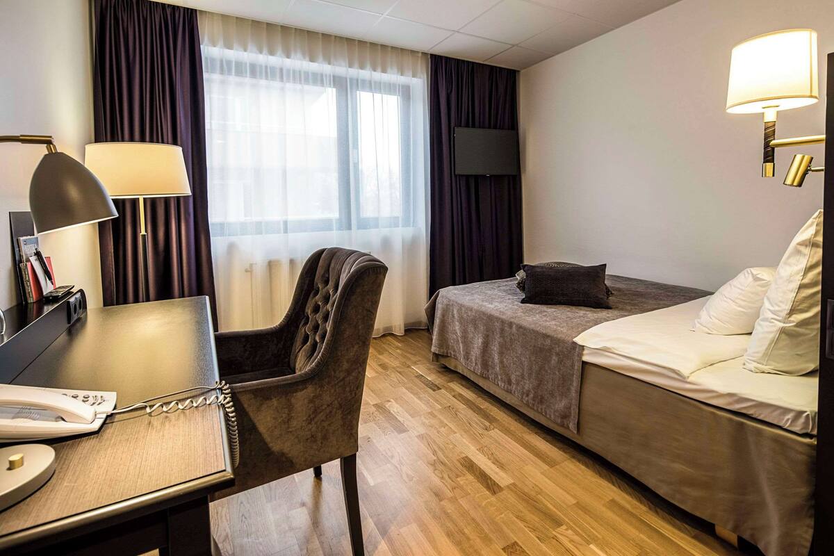 single room (compact) | desk, iron/ironing board, cots/infant beds, bed sheets