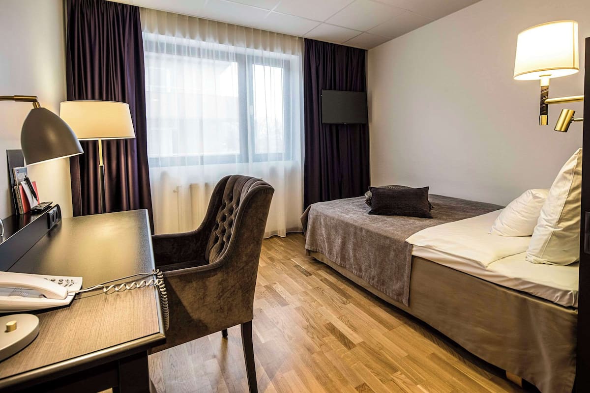 Single Room (Compact) | Meja, seterika/papan seterika, katil bayi/kot (surcaj), cadar katil