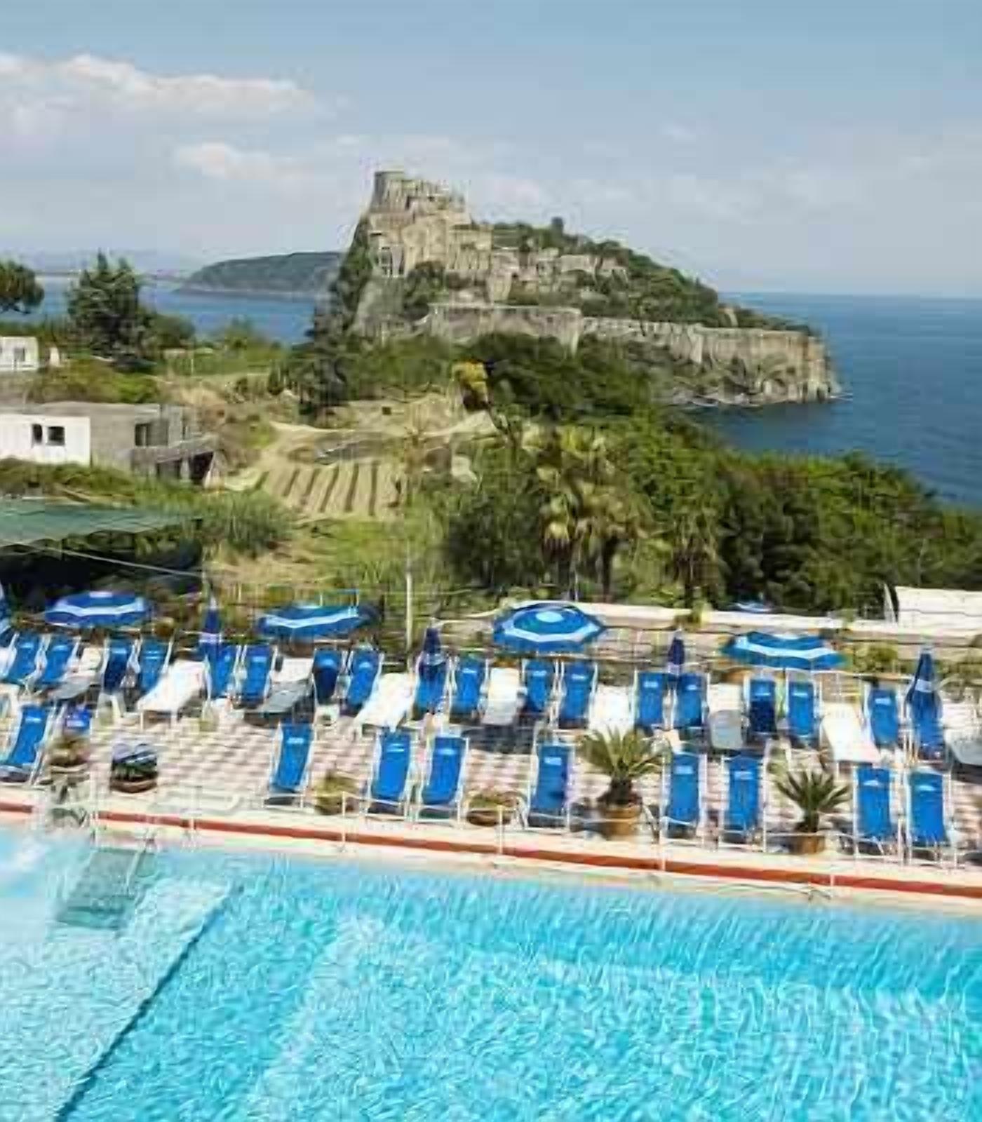 3 piscine all'aperto, ombrelloni da piscina, lettini