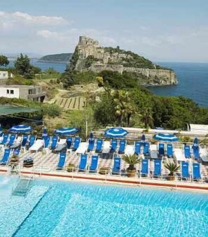 3 outdoor pools, pool umbrellas, pool loungers