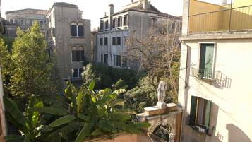 Chambre Simple, 1 lit une place, salle de bains attenante, vue jardin | Vue de la chambre