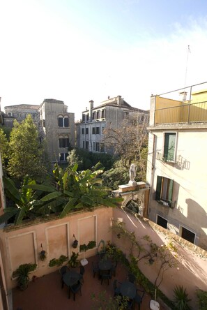 Enkeltrom – basic, 1 enkeltseng, eget bad, hageutsikt | Utsikt fra rommet