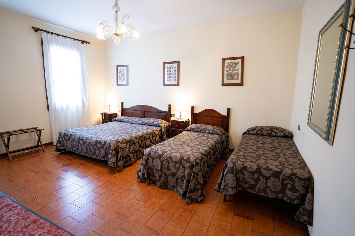 Vierpersoonskamer, en-suite badkamer | Een bureau, gratis wifi, beddengoed