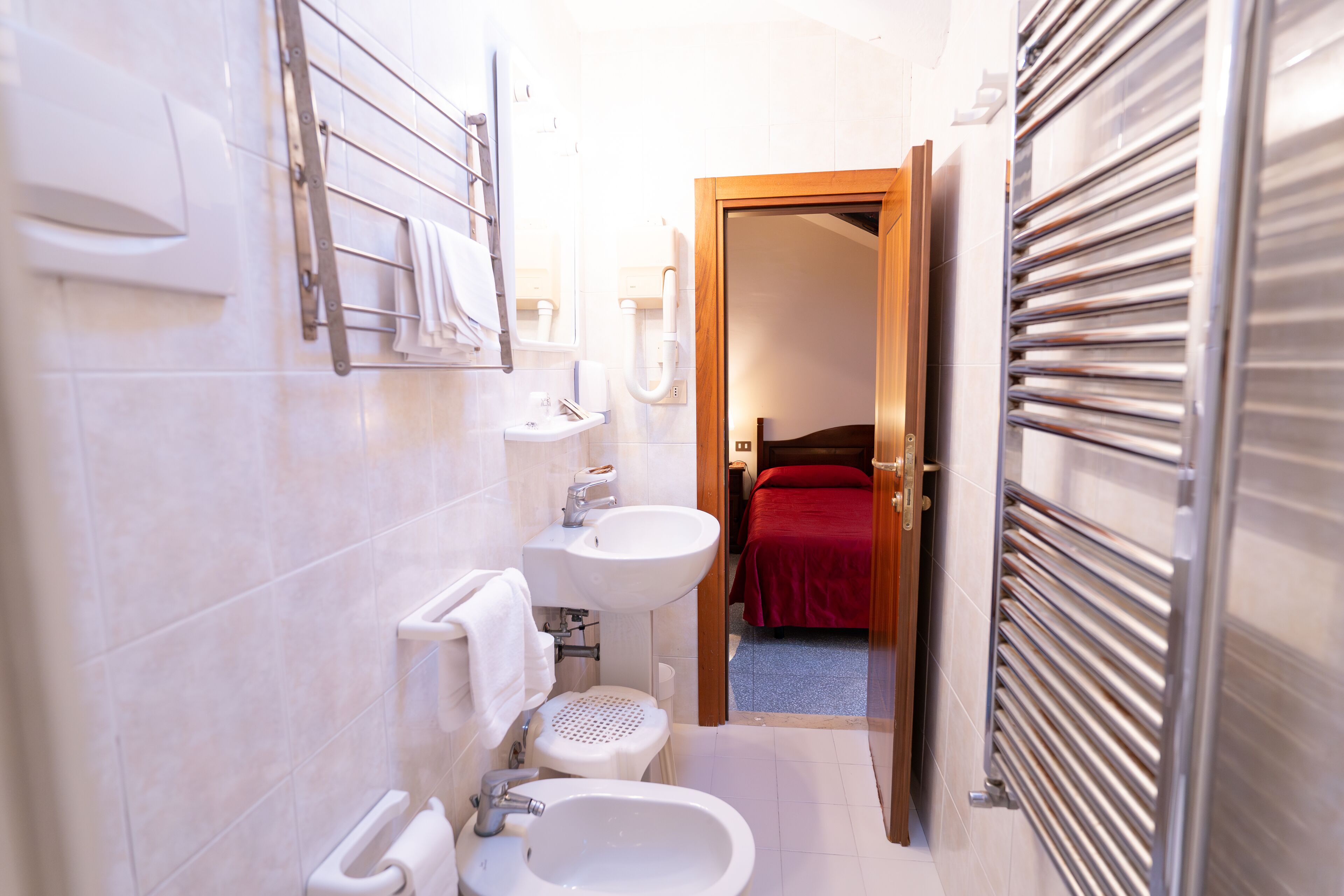 triple room, ensuite | bathroom | bidet, towels, soap, shampoo