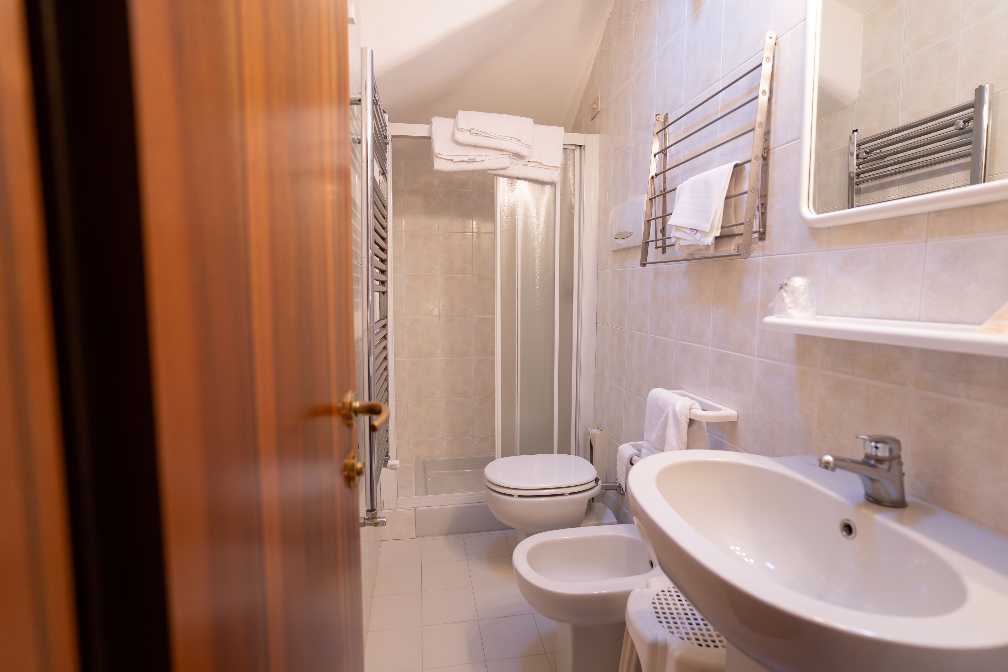 triple room, ensuite | bathroom | bidet, towels, soap, shampoo