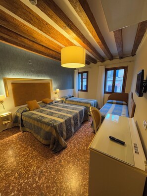 高級四人房 | 書桌、免費無線上網、床單