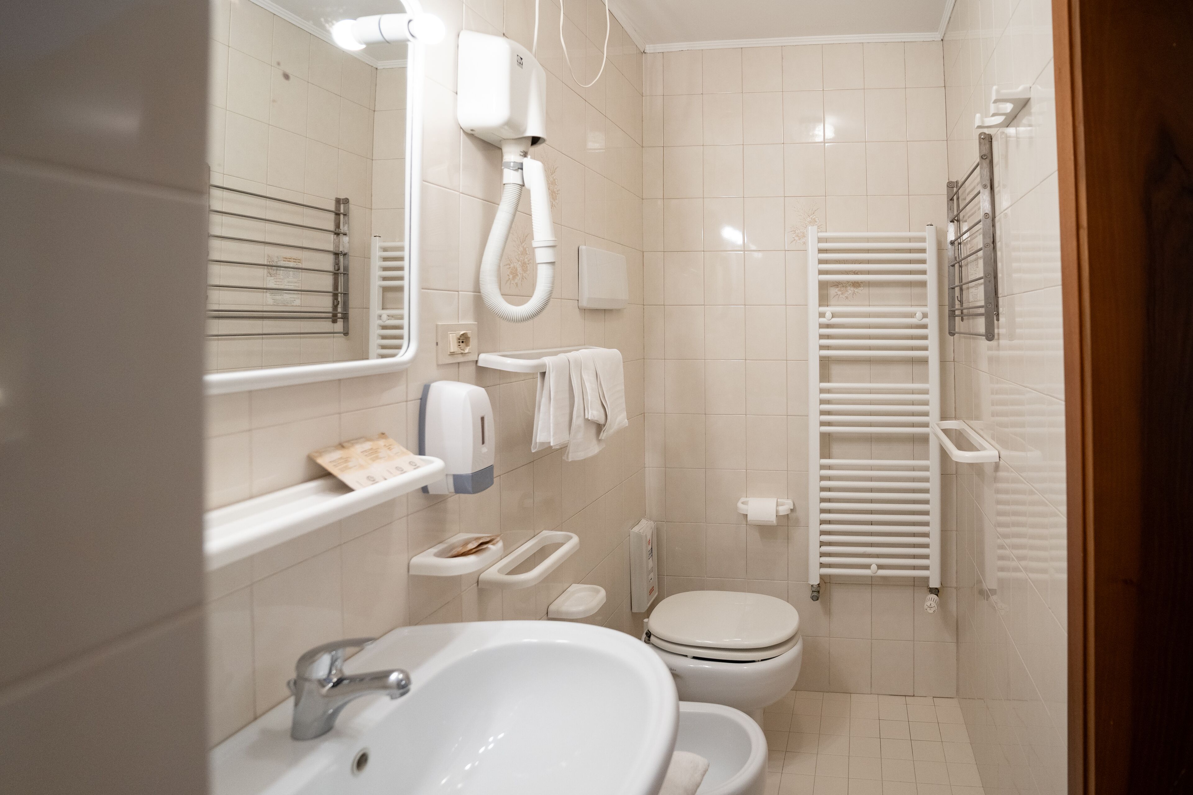 quadruple room, ensuite | bathroom | bidet, towels, soap, shampoo
