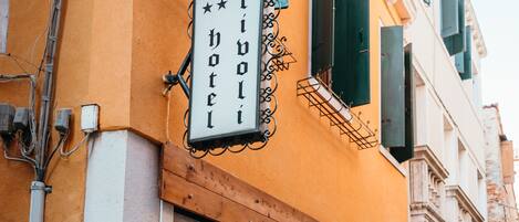 Overnatningsstedets indgangsparti