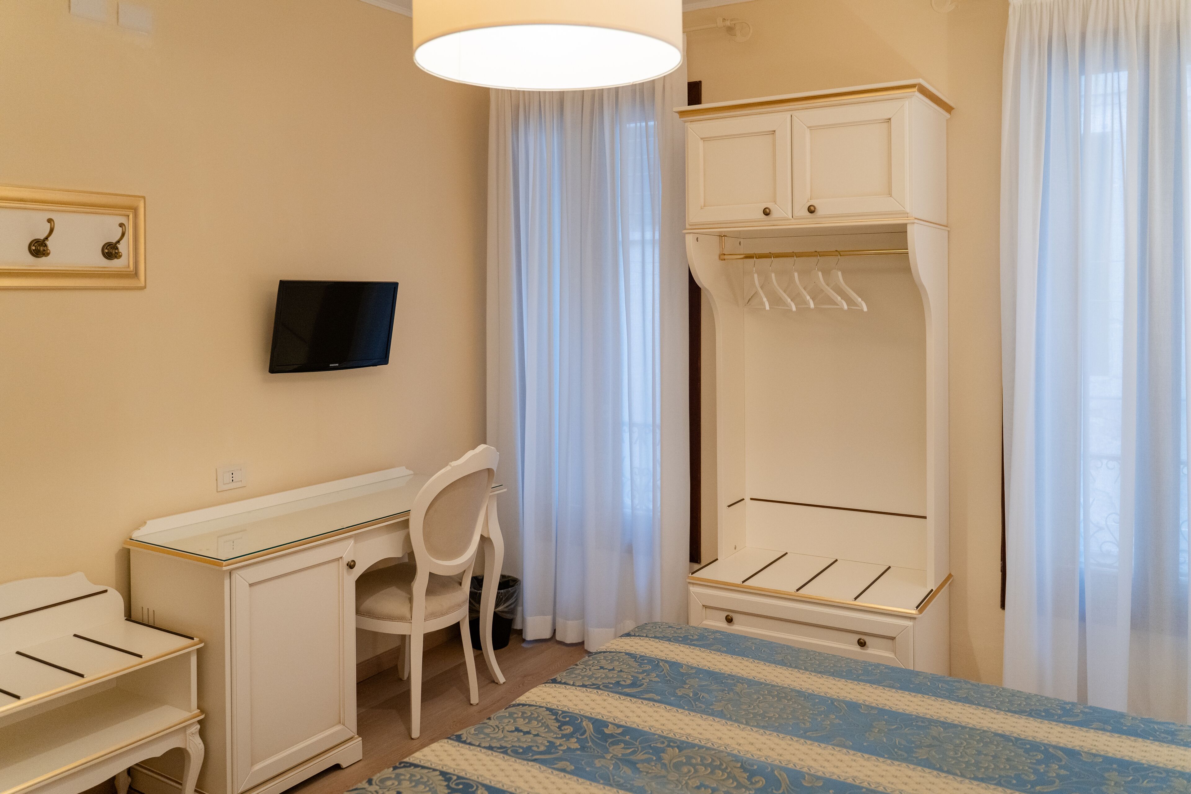 superior double room | desk, free wifi, bed sheets