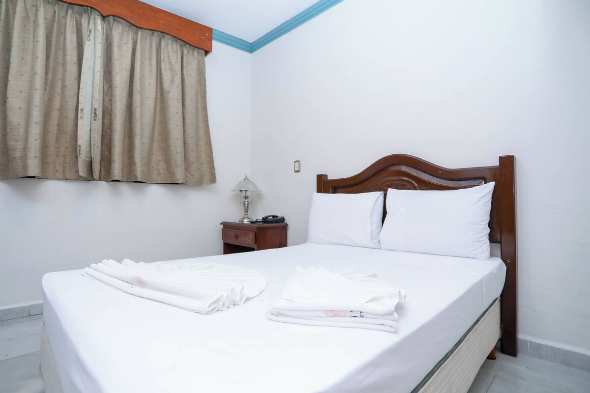 Standard Room | In-room safe, desk, soundproofing, bed sheets