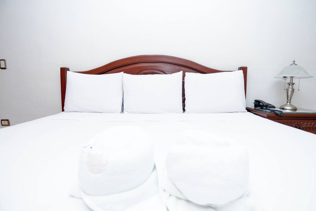 Superior King | In-room safe, desk, soundproofing, bed sheets