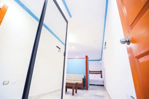 Caja de seguridad en la habitación y escritorio 