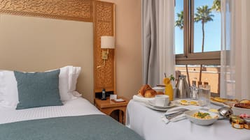 PRESTIGE SUITE DOUBLE BED GARDEN VIEW | Sengetøy av topp kvalitet, individuelt dekorert og blendingsgardiner