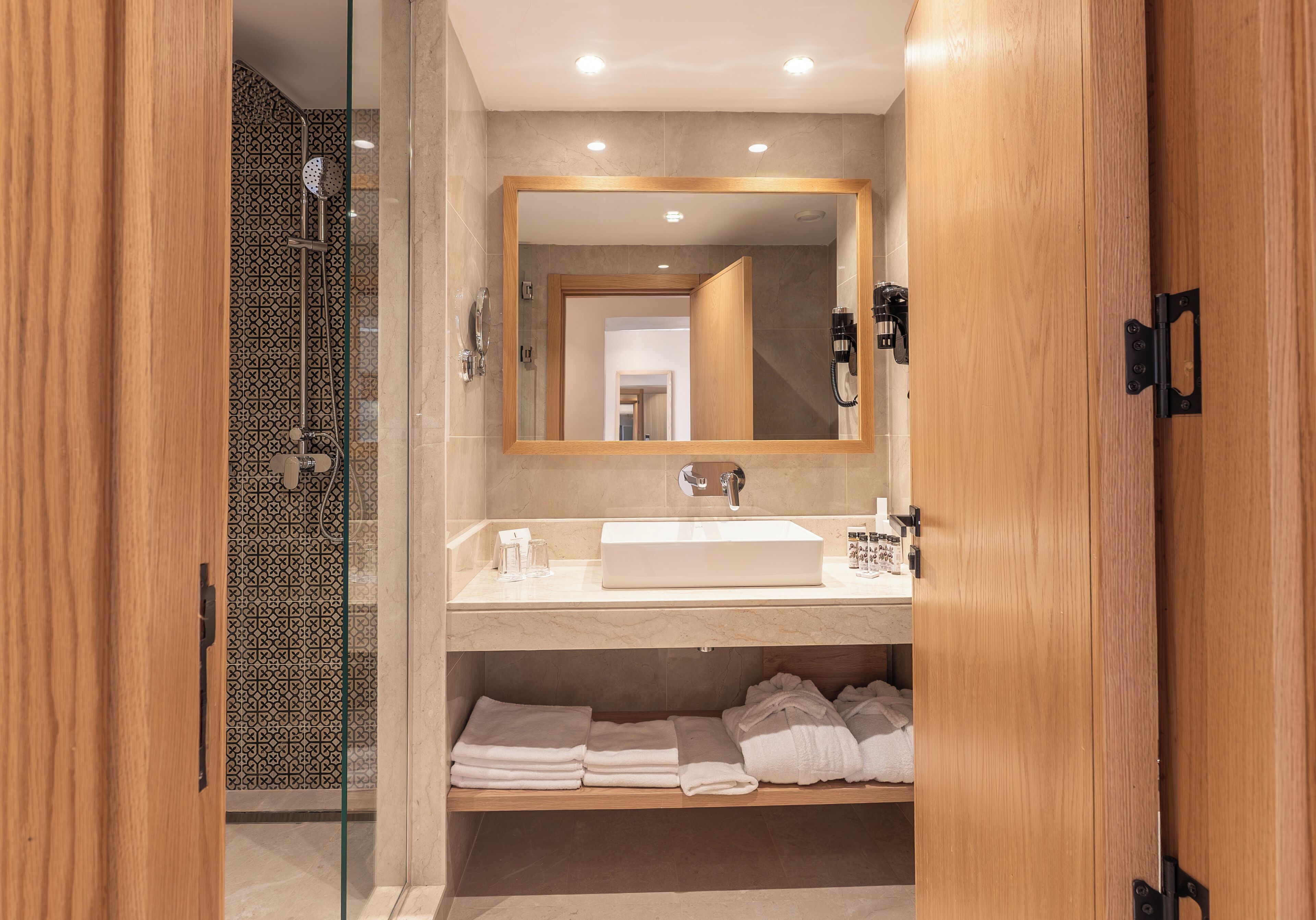 JUNIOR SUITE DOUBLE BED, GARDEN VIEW | Bathroom | Bathtub, free toiletries, hair dryer, towels