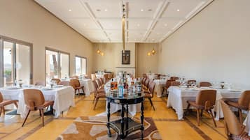 Frokost serveres, lokale og internasjonale retter, utsikt mot bassenget