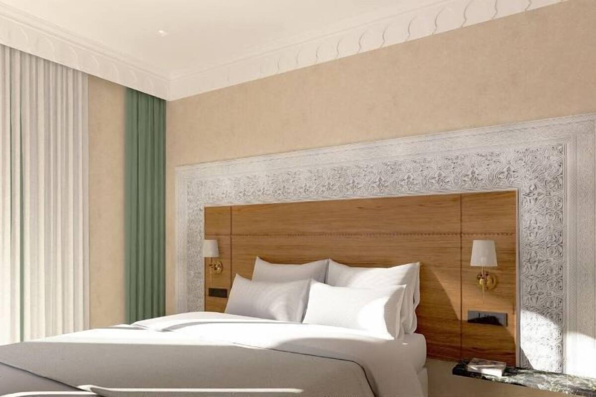 Luxe beddengoed, verduisterende gordijnen, geluiddichte muren, wifi