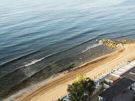 Pantai di sekitar
