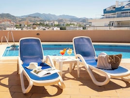 Piscina externa sazonal, espreguiçadeiras
