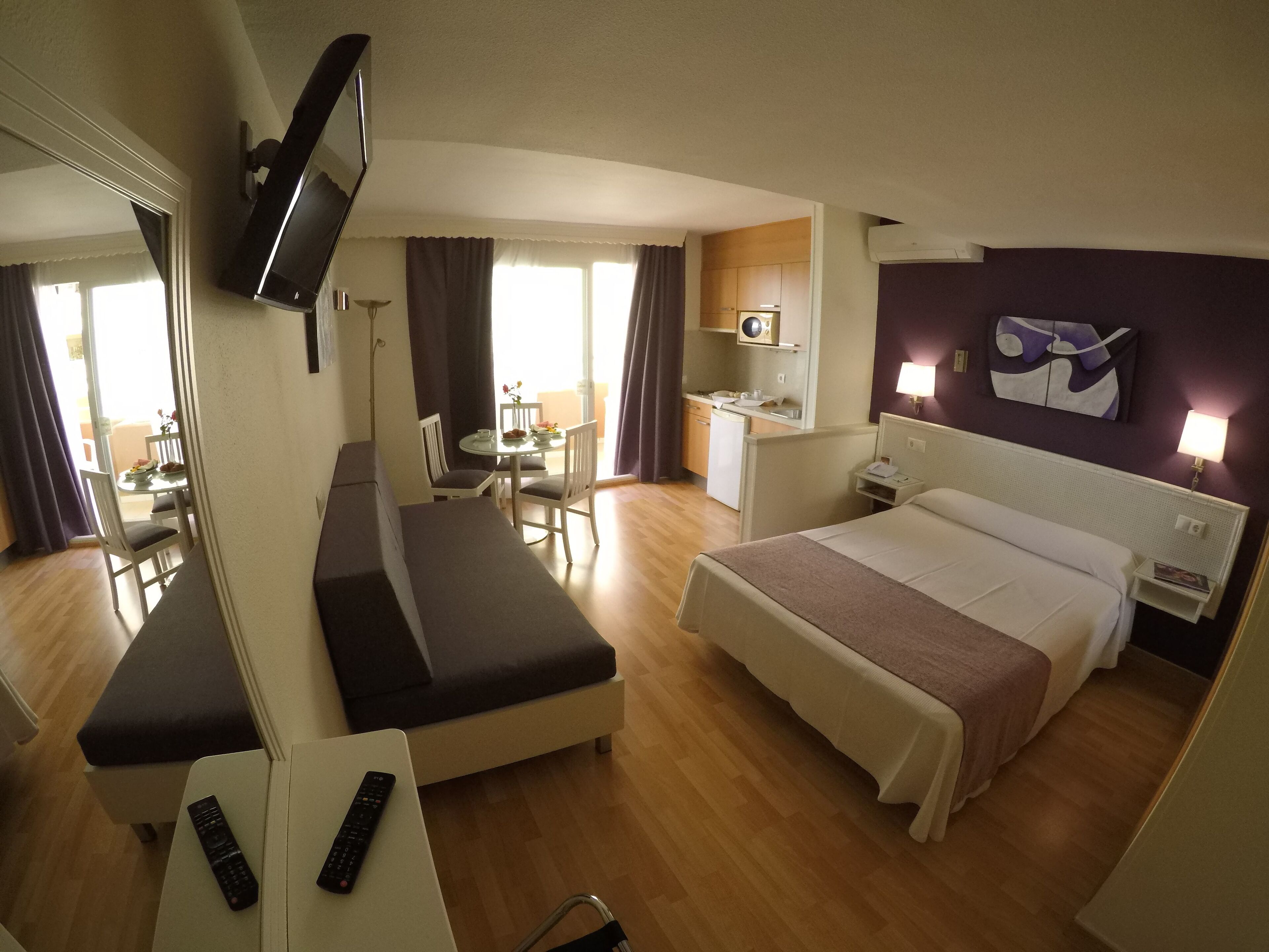 Een kluis op de kamer, geluiddichte muren, een strijkplank/strijkijzer