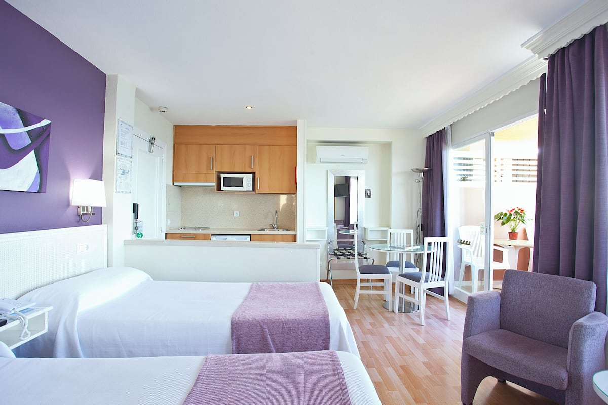 In-room safe, soundproofing, iron/ironing board, free WiFi