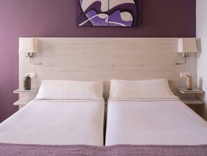 In-room safe, soundproofing, iron/ironing board (on request), free WiFi - Ona Princesa Playa (Marbella)