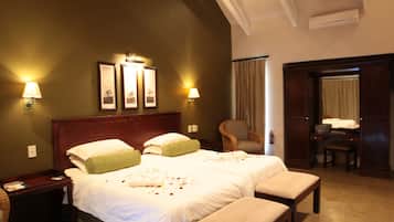 Deluxe Room | Minibar, in-room safe, desk, free cribs/infant beds