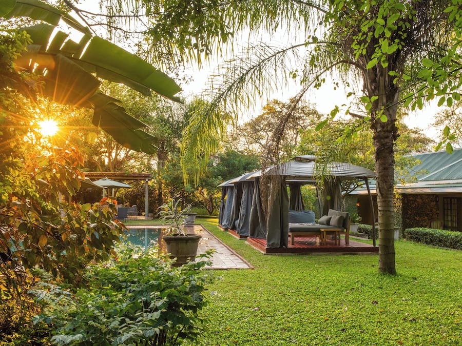 Piscina a l'aire lliure, para-sols i gandules