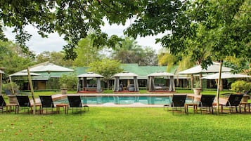 Een buitenzwembad, parasols voor strand/zwembad