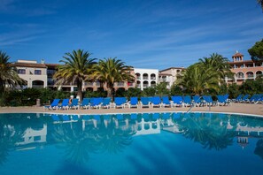Seasonal outdoor pool, pool umbrellas, pool loungers - SOWELL HOTELS Golfe de Saint-Tropez (Grimaud)