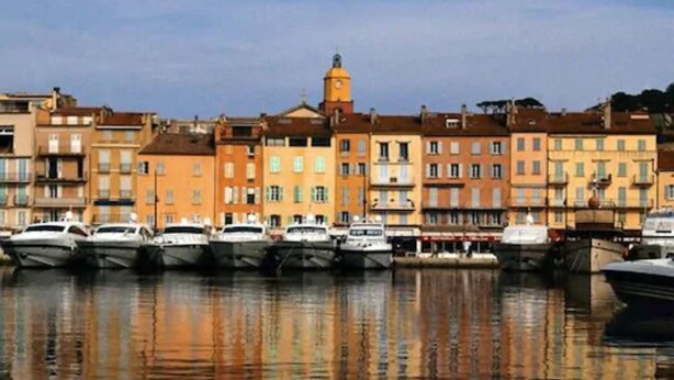 A waterfront with colorful buildings and boats docked. - SOWELL HOTELS Golfe de Saint-Tropez (Grimaud)