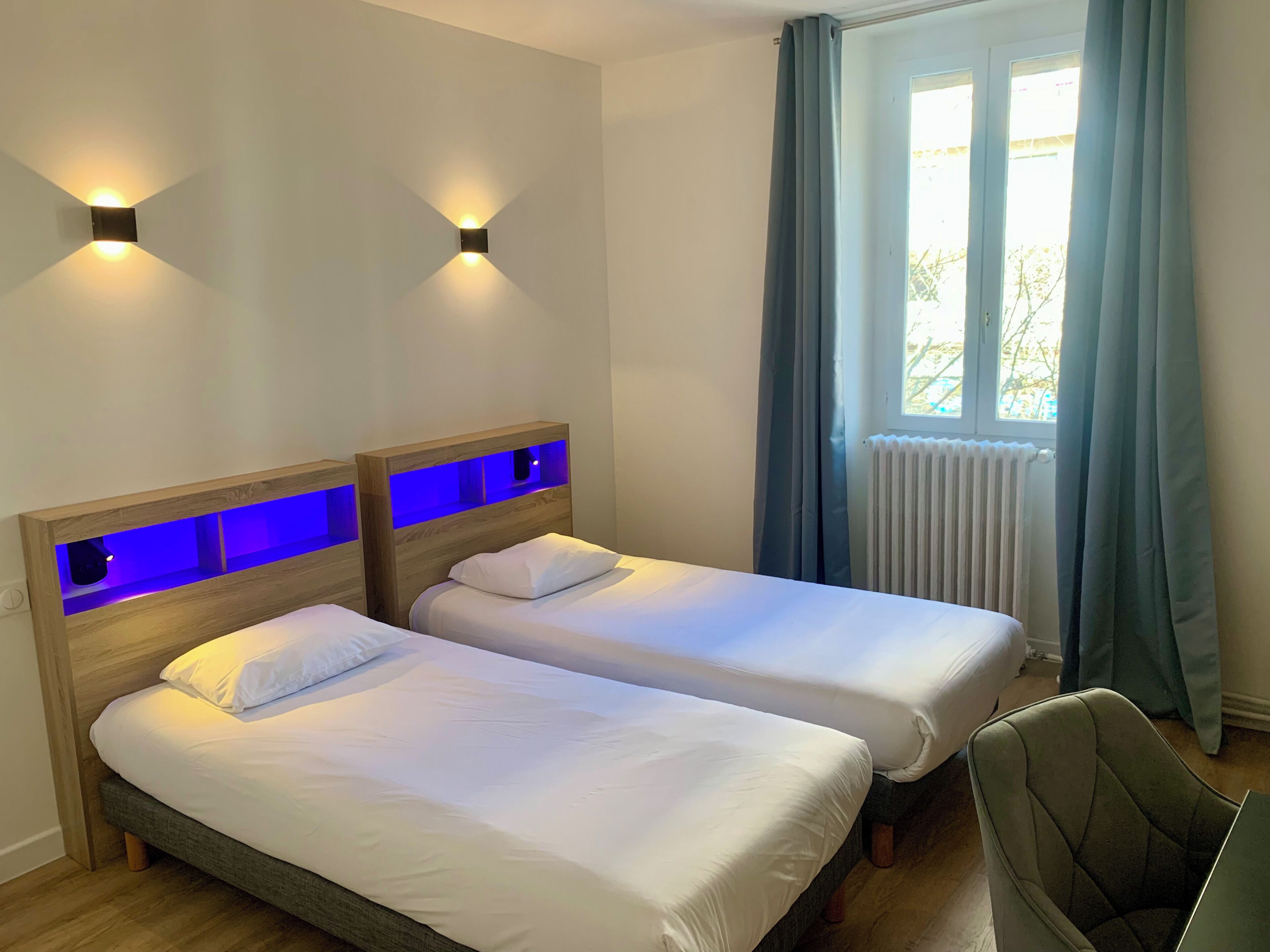 Sengetøy av topp kvalitet, skrivebord, lydisolert og strykejern/-brett