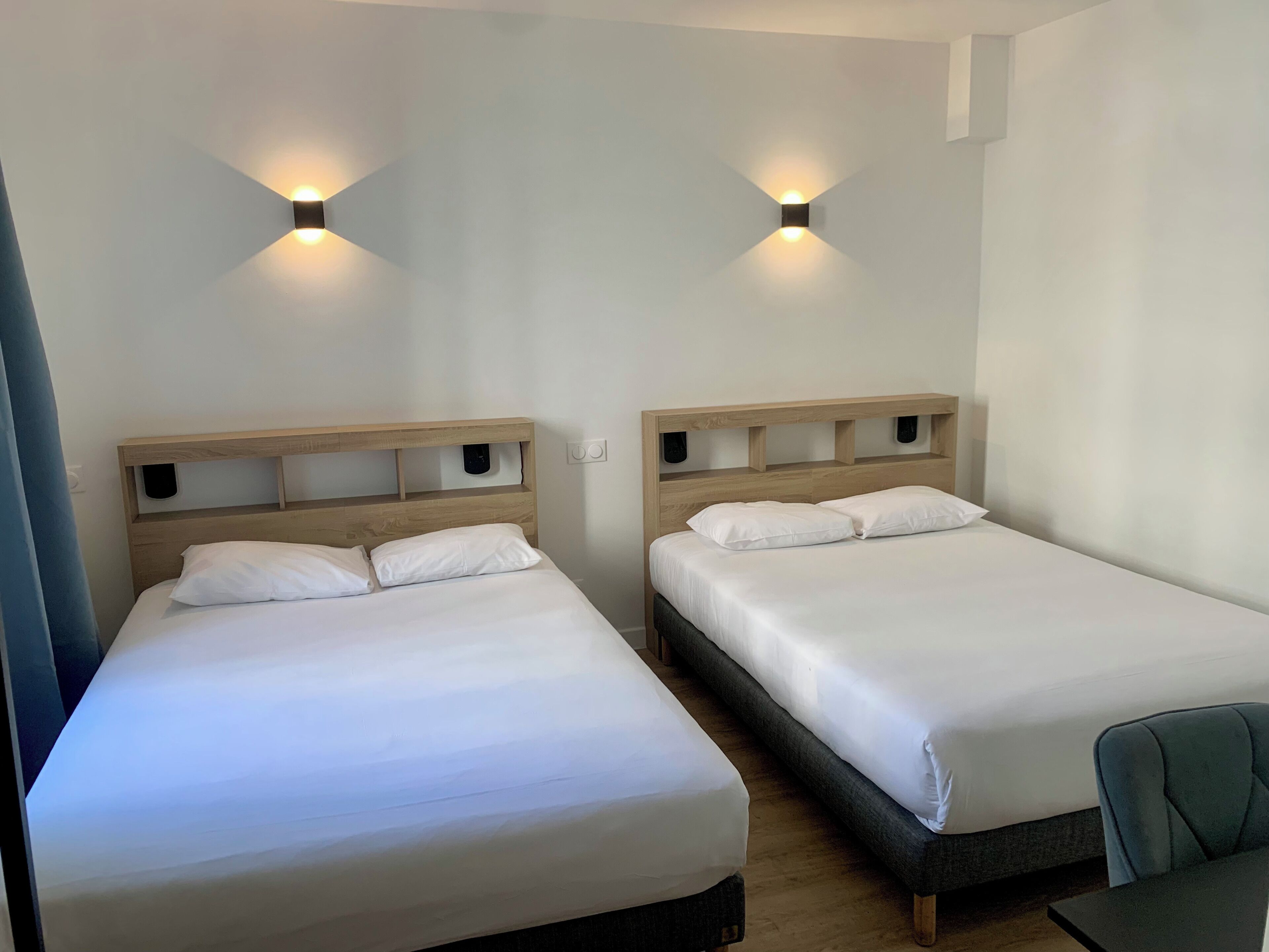 Sengetøy av topp kvalitet, skrivebord, lydisolert og strykejern/-brett