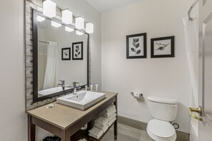 Combined shower/bathtub, free toiletries, hair dryer, towels