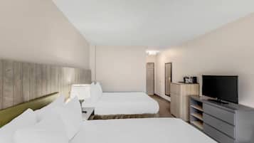 Muebles diferentes, escritorio y cortinas blackout