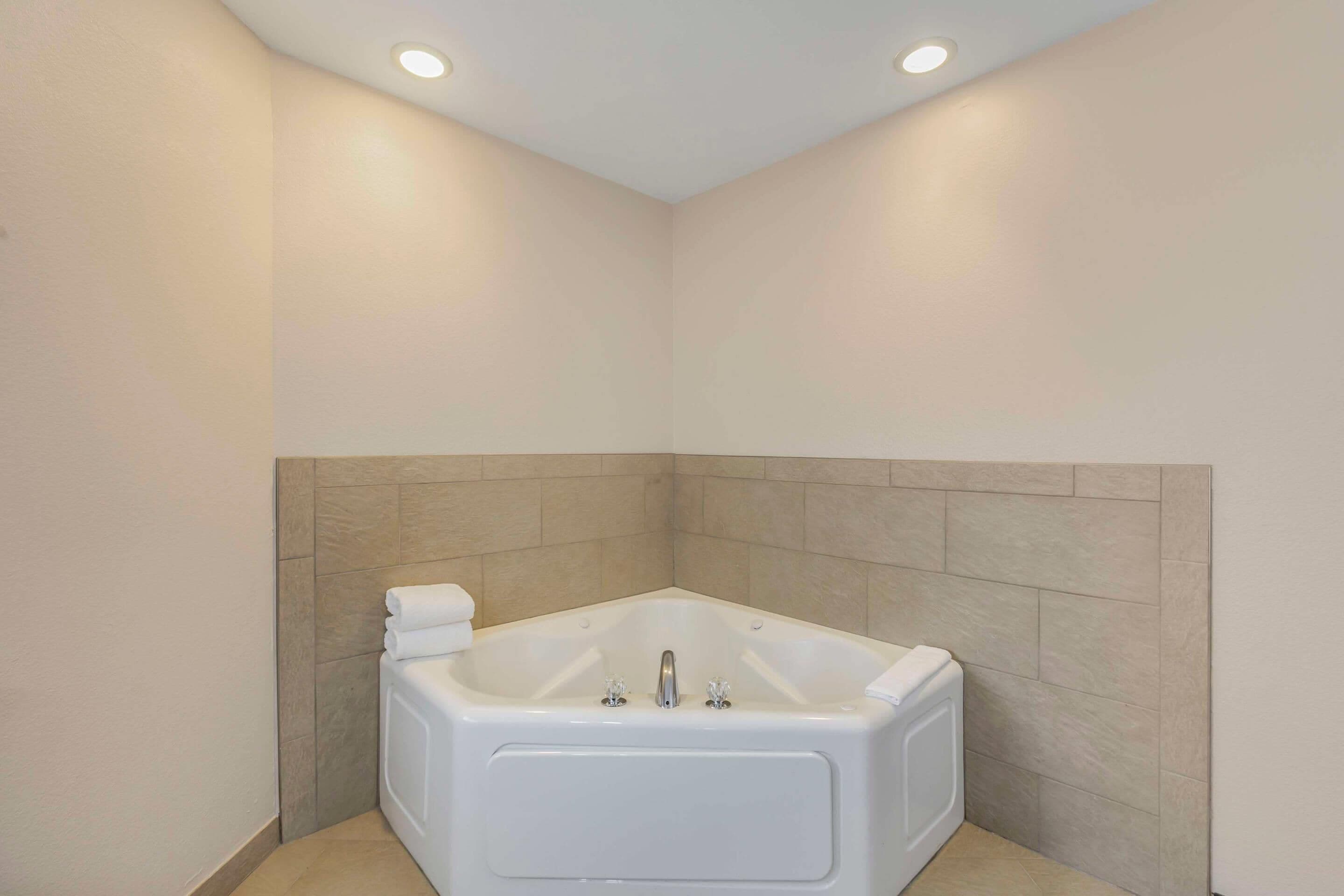Suite, 1 King Bed, Non Smoking, Jetted Tub
