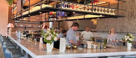 3 nhà hàng, phục vụ bữa sáng, bữa trưa, bữa tối, món ăn kiểu Mỹ