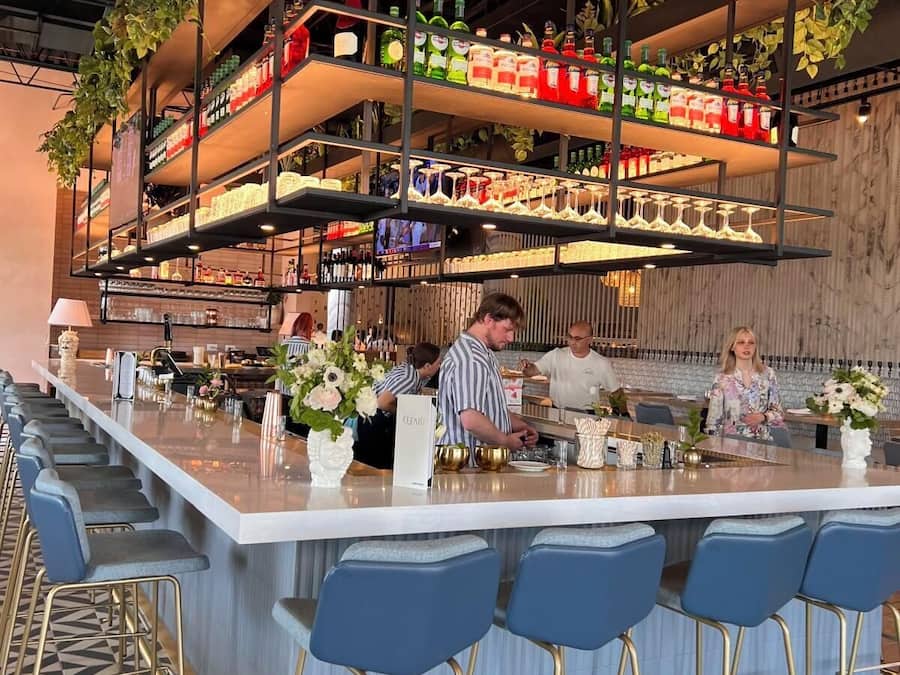 3 restaurants, servant le déjeuner et le dîner; cuisine américaine