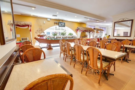 Sarapan, makan tengah hari dan makan malam dihidangkan