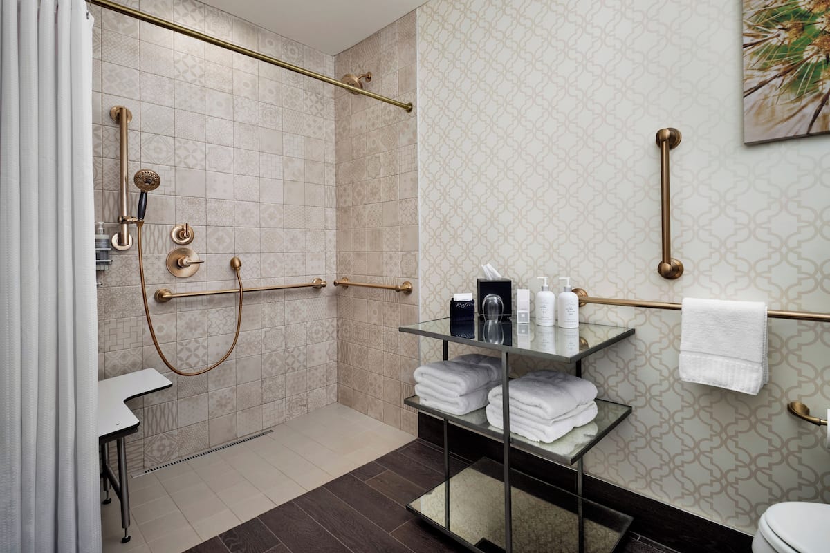Signature kamer, 1 kingsize bed, toegankelijk voor mindervaliden (Grove) | Badkamer | Een regendouche, designer toiletartikelen, een haardroger, badjassen