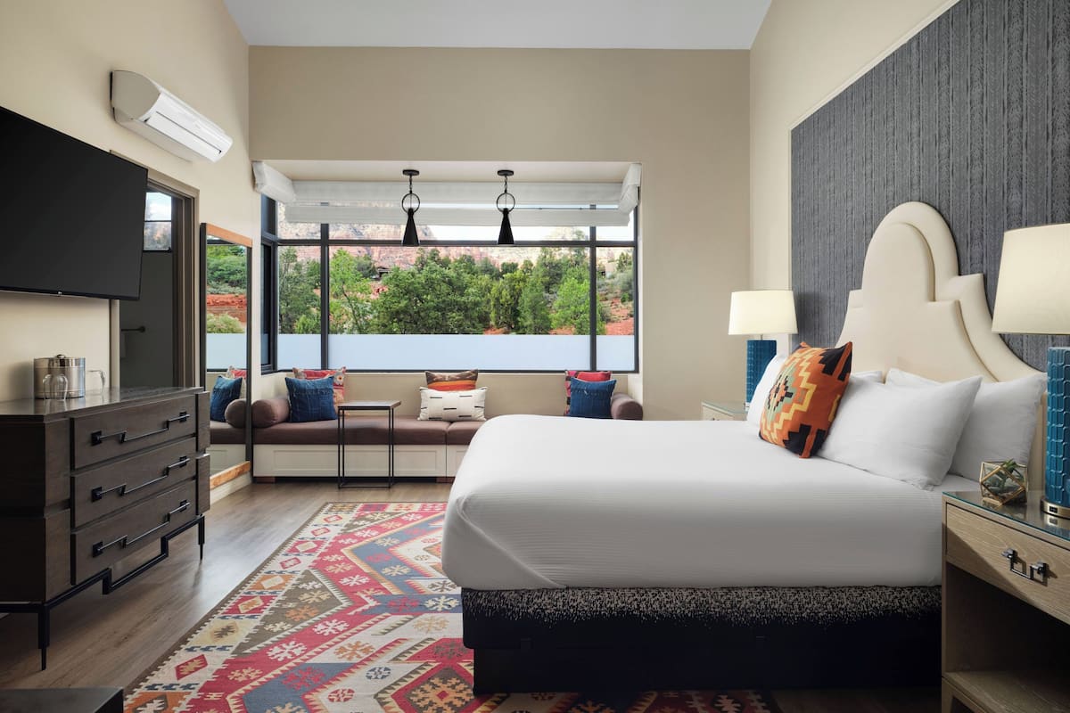 Kamer, 1 kingsize bed (Wilde Haven Spa) | Luxe beddengoed, pillowtop-bedden, een kluis op de kamer, een bureau