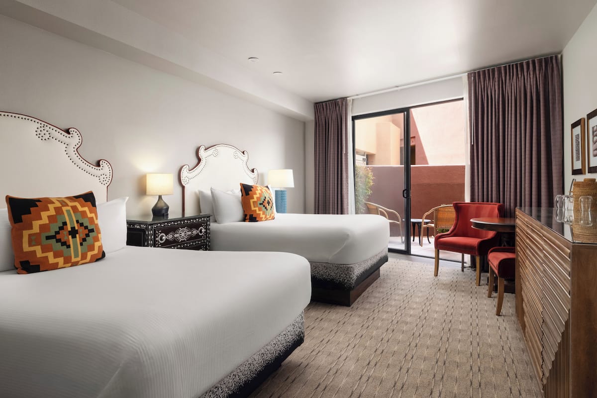 Luxe beddengoed, pillowtop-bedden, een kluis op de kamer, een bureau