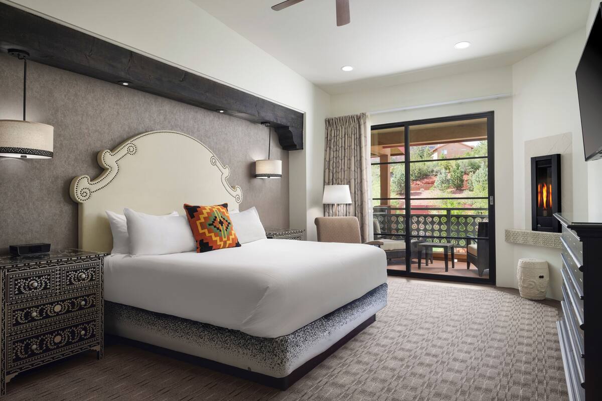signature suite, 1 king bed (grove | red rocks view) | premium bedding, pillow-top beds, in-room safe, desk
