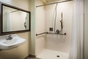 Combined shower/tub, hair dryer, towels