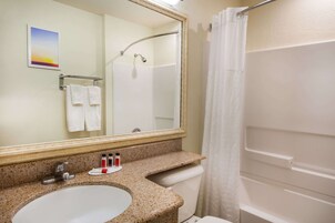 Combined shower/tub, hair dryer, towels