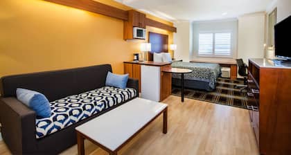 Days Inn & Suites by Wyndham Antioch